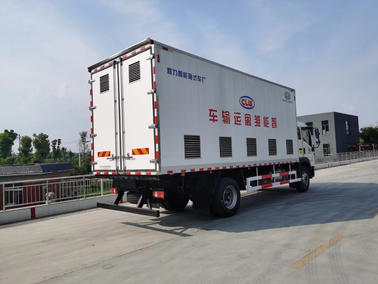 优发国际牌国六重汽豪沃智能恒温畜禽运输车