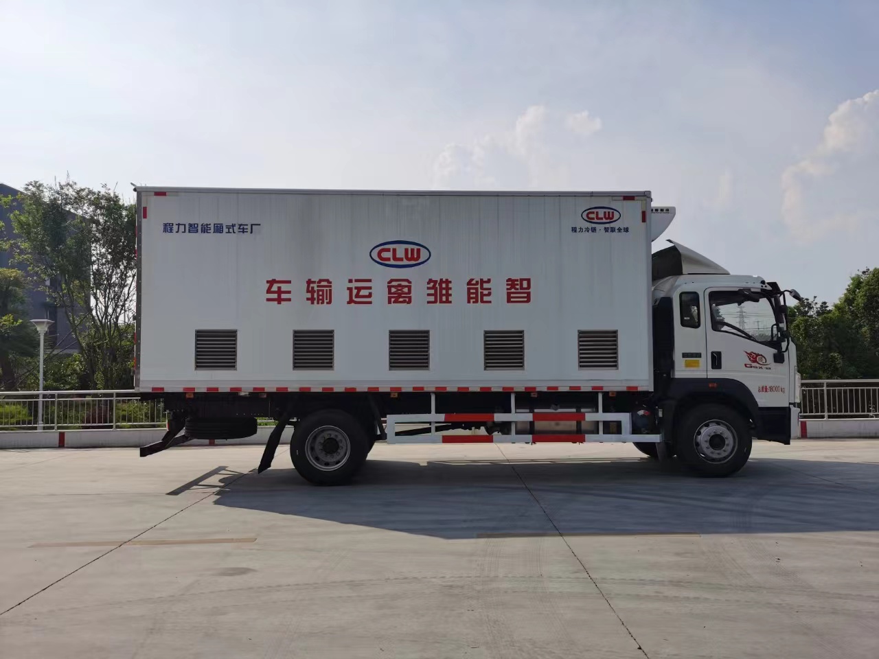 优发国际牌国六重汽豪沃智能恒温畜禽运输车